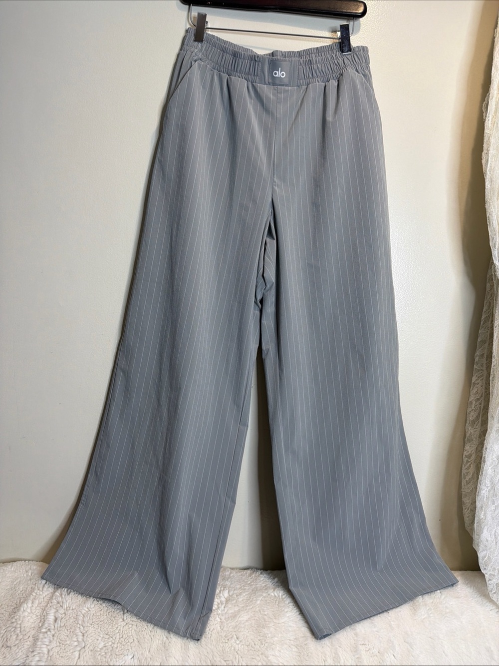 ALO Yoga Pinstripe Daylight Boxer wide leg Logo waistband Pant in Lunar Grey M - Picture 3 of 7